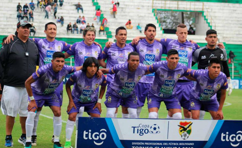 Jugadores de club boliviano venden sus botines para subsistir