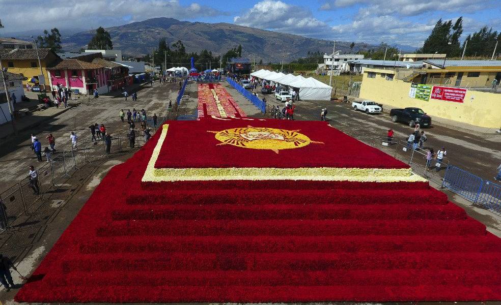 Ecuador logra récord Guinness con pirámide de rosas