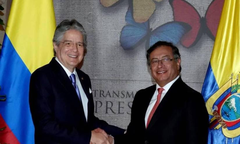 El presidente de Ecuador, Guillermo Lasso (i), se reunió con el presidente electo de Colombia Gustavo Petro