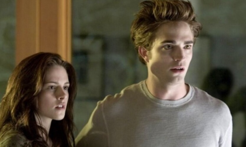 Kristen Stewart como Bella Swam y Robert Pattison como Edward Cullen en la película Crepúsculo.