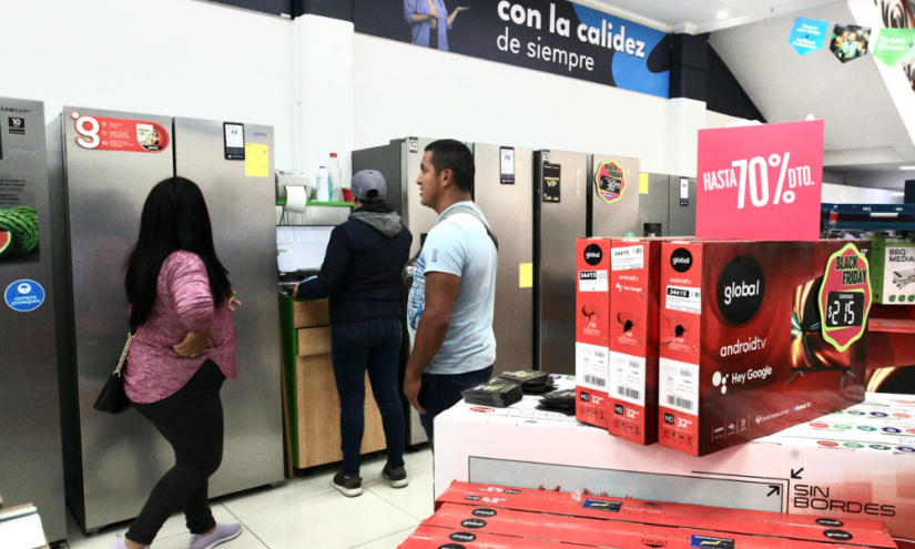 En Ecuador, las tiendas de los centros comerciales se llenan de etiquetas negras, amarillas y rojas que anuncian los descuentos.