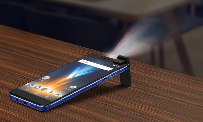 Imagen referencial de un celular que tiene la capacidad de proyectar su pantalla en una superficie.