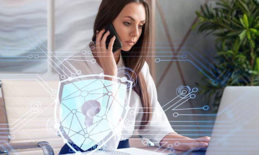 Imagen referencial de una mujer borrando sus datos de internet, con el objetivo de mantener segura su información personal.