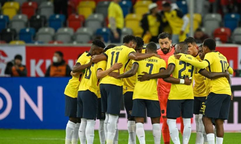 Jugadores de la Selección de Ecuador reunidos en el centro del campo. ( Archivo )