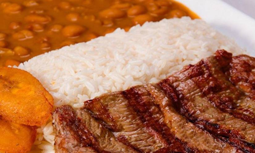 Imagen referencial de un arroz con menestra y carne, una de las preparaciones típicas de la ciudad de Guayaquil. Imagen referencial de un arroz con menestra y carne, una de las preparaciones típicas de la ciudad de Guayaquil.