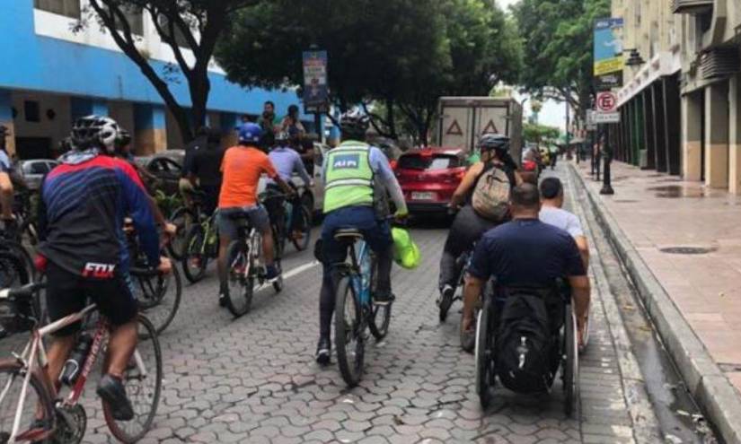 Ciclistas en las calles del centro de Guayaquil en una imagen de archivo.