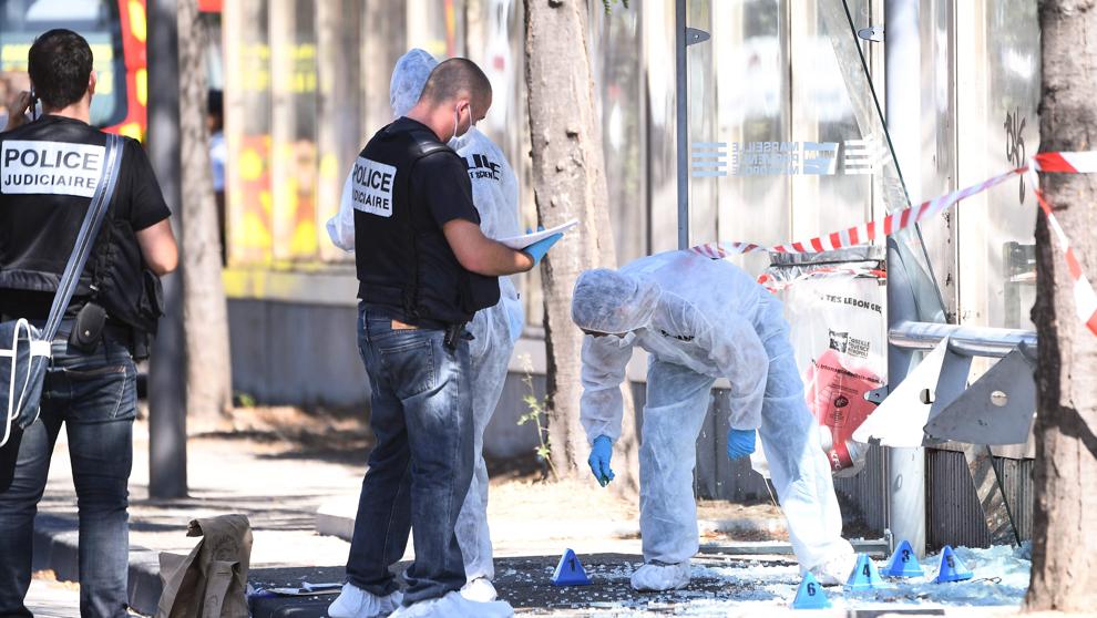 Francia: Furgoneta embiste paradas de bus en Marsella y deja un muerto