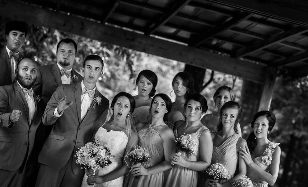 La encantadora imagen que captó un fotógrafo al caerse en una boda