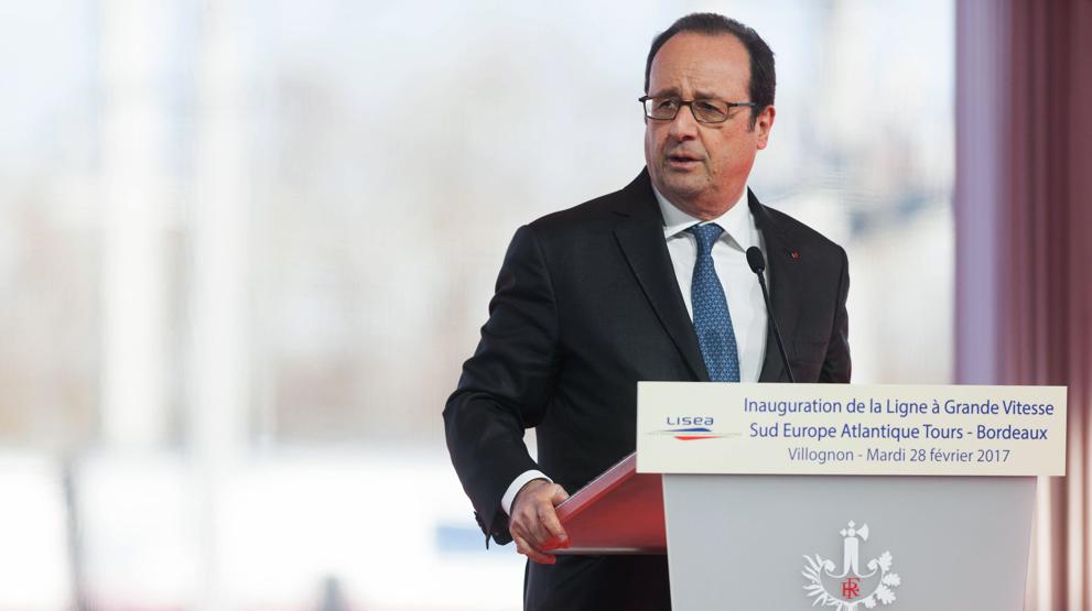 Durante discurso de François Hollande, un policía disparó por error e hirió a dos personas