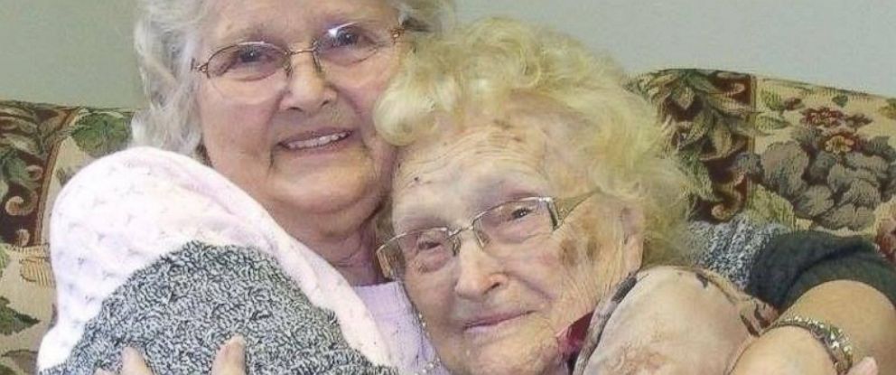Mujer de 82 años encuentra a su madre biológica de 96