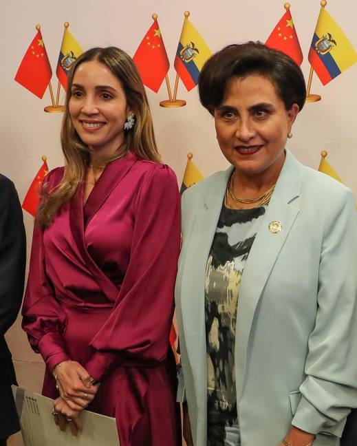 La canciller de Ecuador, Gabriela Sommerfeld (c), posa junto al embajador de China en Ecuador, Chen Gouyou.