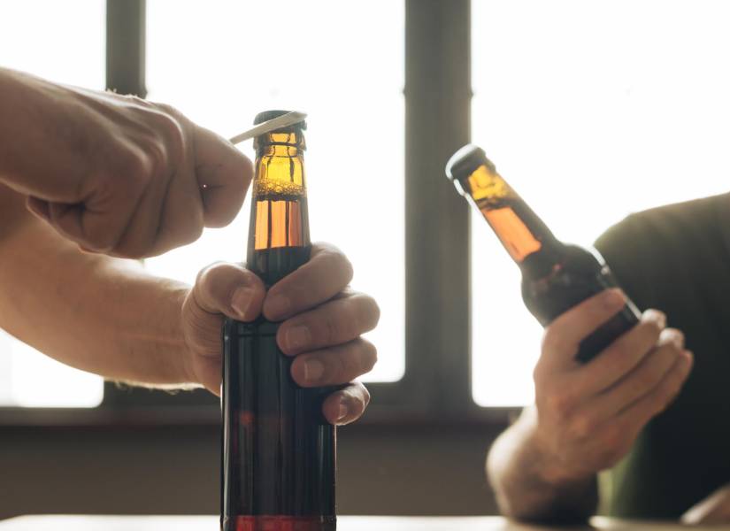 Imagen referencial de dos hombres consumiento cerveza.