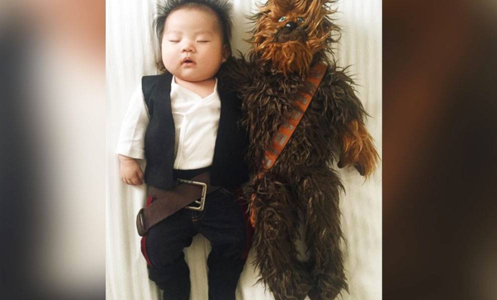 Madre transforma a su bebé con divertidos cosplays mientras duerme