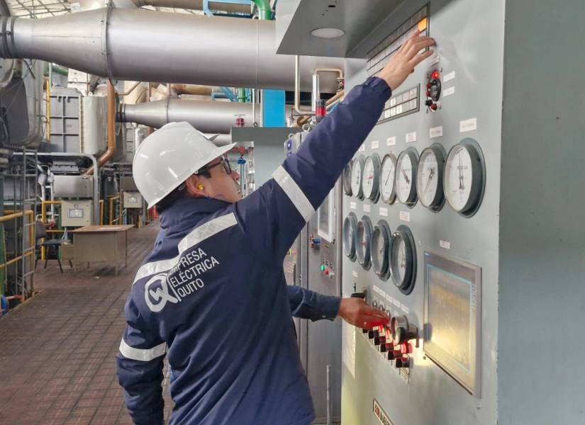 Técnicos de la Empresa Eléctrica Quito supervisan, en tiempo real, de la generación y distribución de energía en la capital.