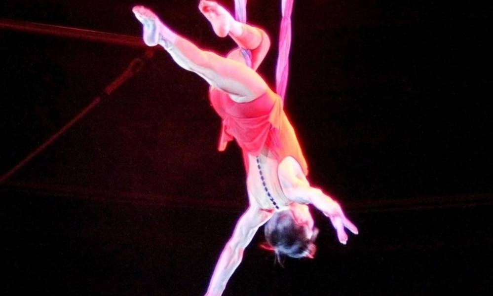 Acróbata rusa se cae al vacío en plena actuación en el circo
