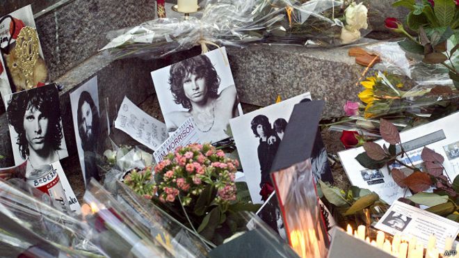 Resultado de imagen para pÃ©re lachaise cemetery La tumba de Jim Morrison