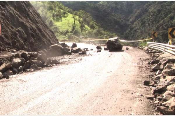 Vía Latacunga-La Maná en Cotopaxi, afectada por deslizamientos de tierra - Ecuavisa