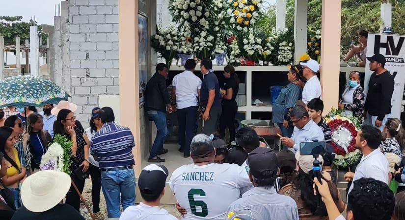 El periodista fue sepultado el día de hoy 15 de noviembre de 2022, tras ser hallado muerto con signos de tortura en su domicilio, en Huaquillas, provincia de El Oro.