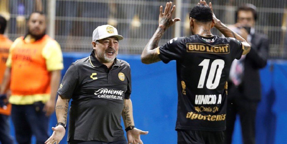 Los &#039;diez&#039; sinaloenses vuelven a celebrar una victoria