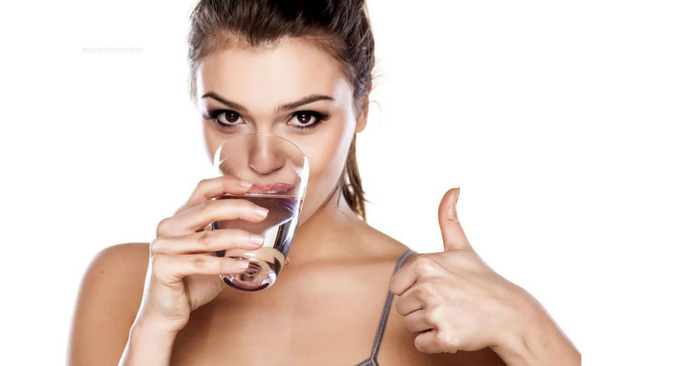 ¿Beber ocho vasos de agua es peligroso? Estudio lo revela