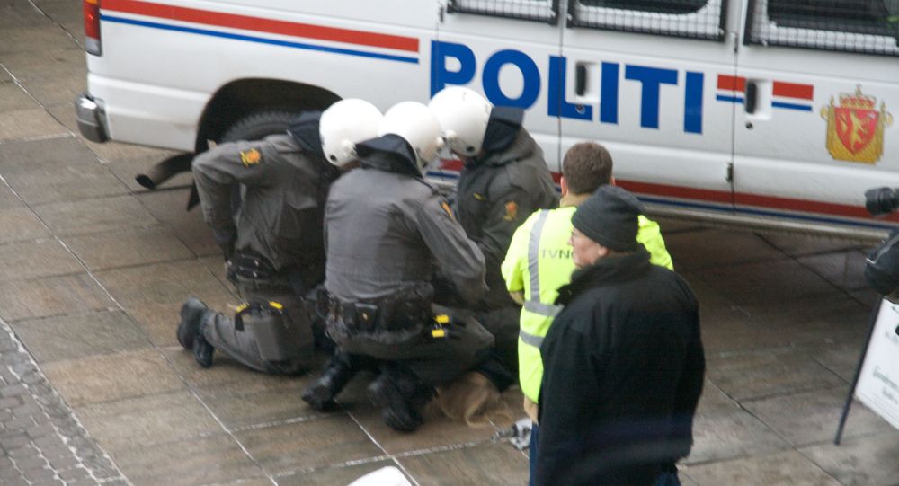Hombre roba ambulancia y atropella a varios en Noruega