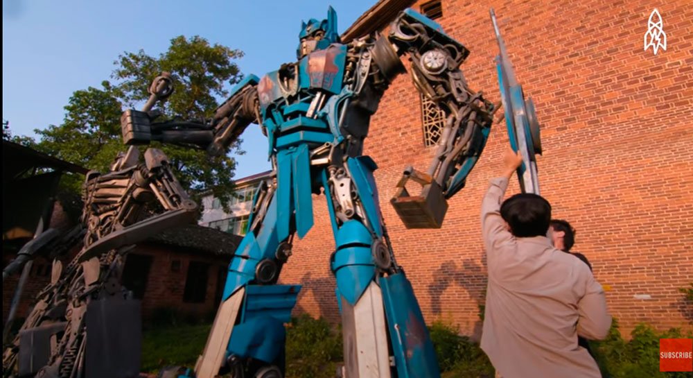 Padre e hijo crean “Transformers” a partir de chatarra