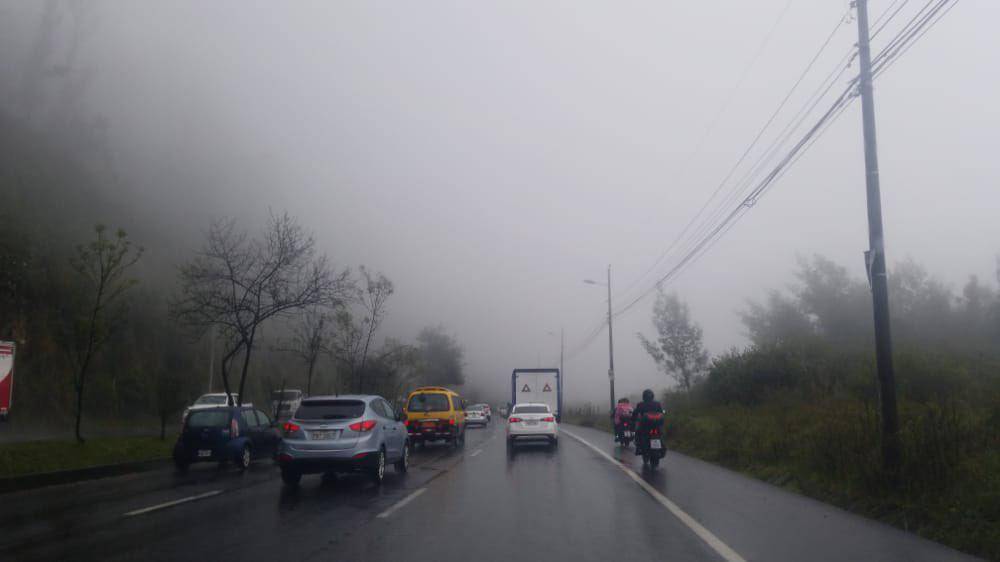 Tráfico no cesa en Quito y las condiciones climáticas lo empeoran
