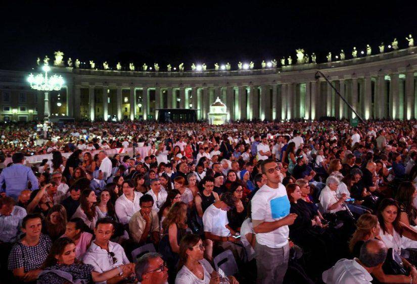 Cientos de personas durante el concierto en la Plaza de San Pedro, en el Vaticano.
