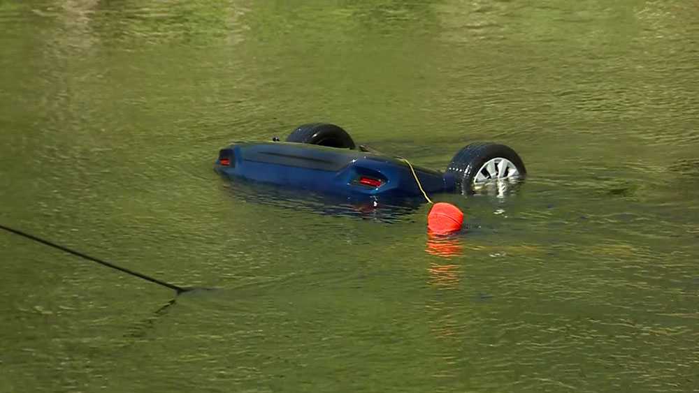 Se salva tras quedar atrapada en su carro bajo un río
