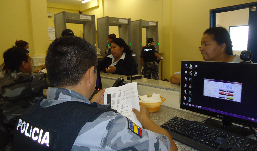 Prisión preventiva para 21 policías por irregularidades en cárcel en Guayaquil