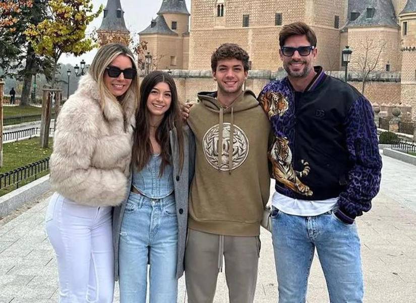 Postal familiar de William Levy y Elizabeth Gutiérrez.