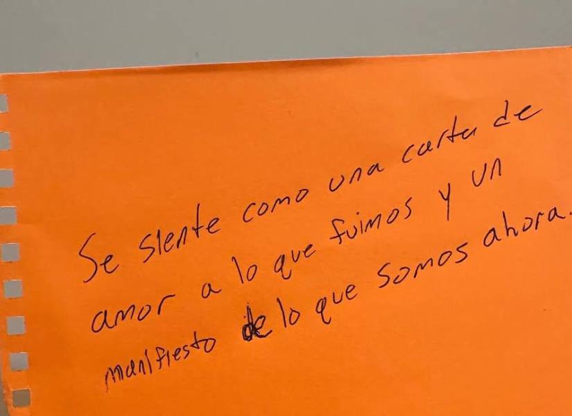 El color naranja forma parte de la nueva identidad musical de la Bichota.