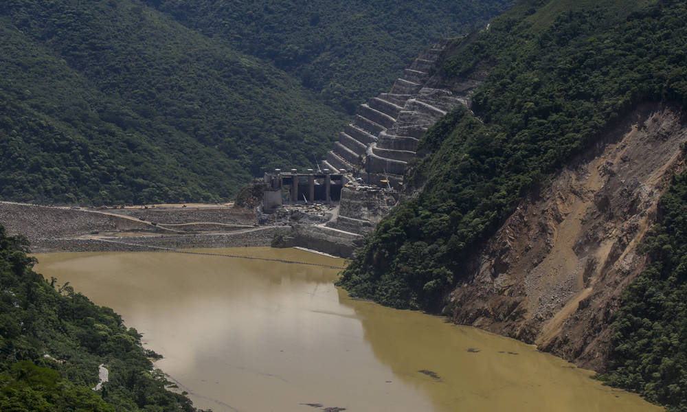 Evacúan a 1.500 obreros de hidroeléctrica en Colombia