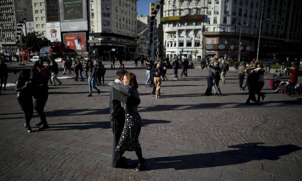 Protestan contra confinamiento bailando tango en Argentina