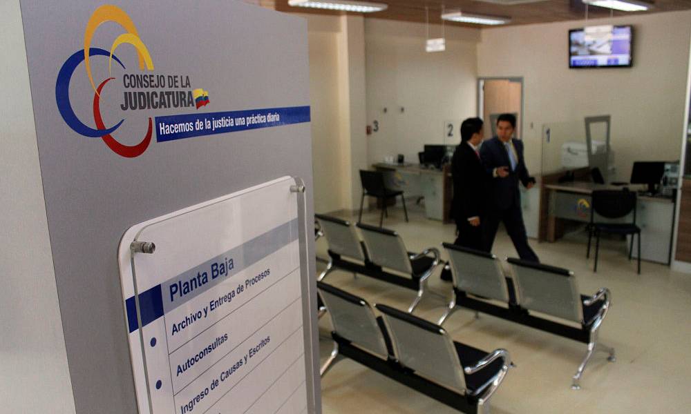 Jueza rechaza suspensión por revocar prisión de Espinel