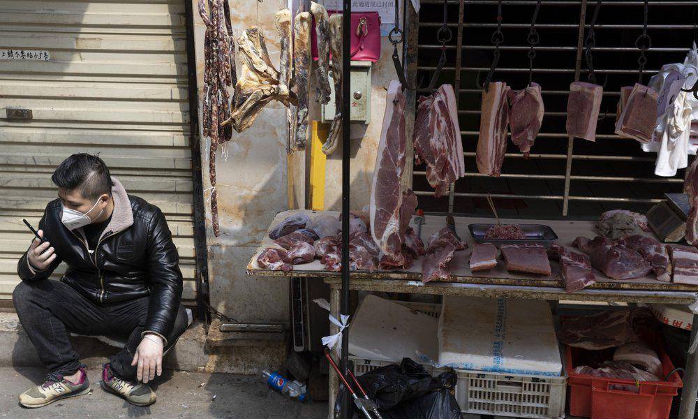 Una pescadera del mercado de mariscos de Wuhan es el primer caso conocido de COVID-19