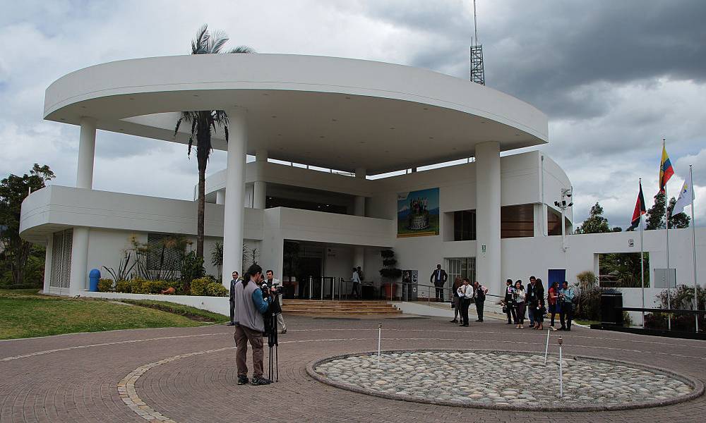 Contraloría ordena examen a equipos de espionaje de Senain