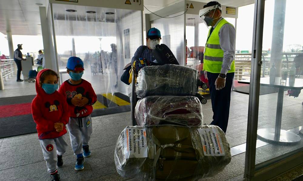 Autoridades evalúan a pasajeros de vuelos internacionales