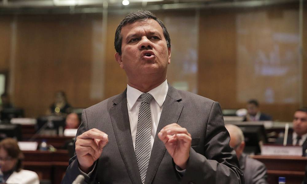 Dan paso a proceso de destitución de Eliseo Azuero