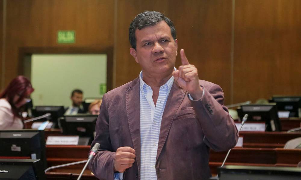 Dictan prisión preventiva para asambleísta Azuero