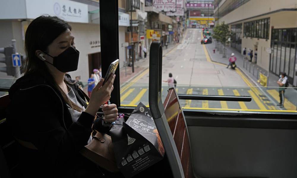 Muertes por covid-19 caen un 17% pero suben los casos en el mundo