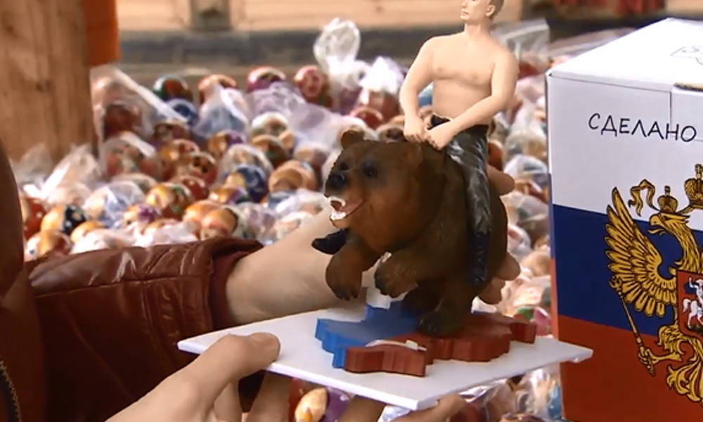 La estatuilla de un musculoso Putin montado en un oso que causa revuelo