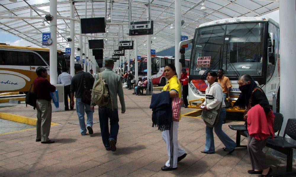Optan por viajar a Quito en bus para ahorrar tiempo y dinero