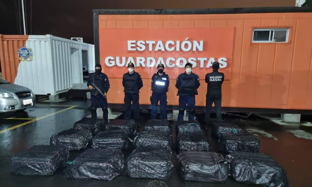8 detenidos por decomiso de 800 kilos de cocaína en Guayas