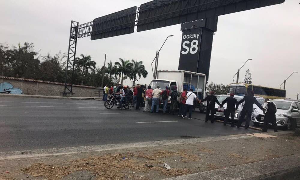 Intenso tráfico por una manifestación en el puente de la Unidad Nacional