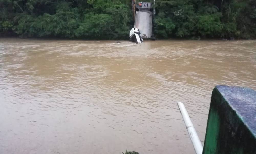 Colapsa puente sobre el río Zamora cuando cruzaba una volqueta