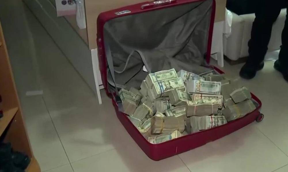 La Policía encuentra una maleta llena de dinero en casa de una agente durante operativo en dos urbanizaciones de Daule