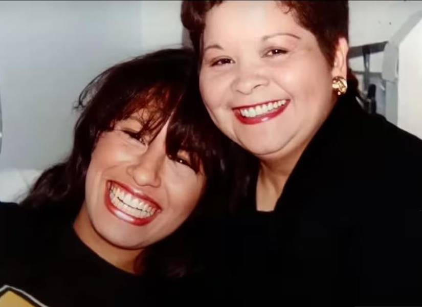 Fotografía de la cantante Selena Quintanilla junto a Yolanda Saldívar