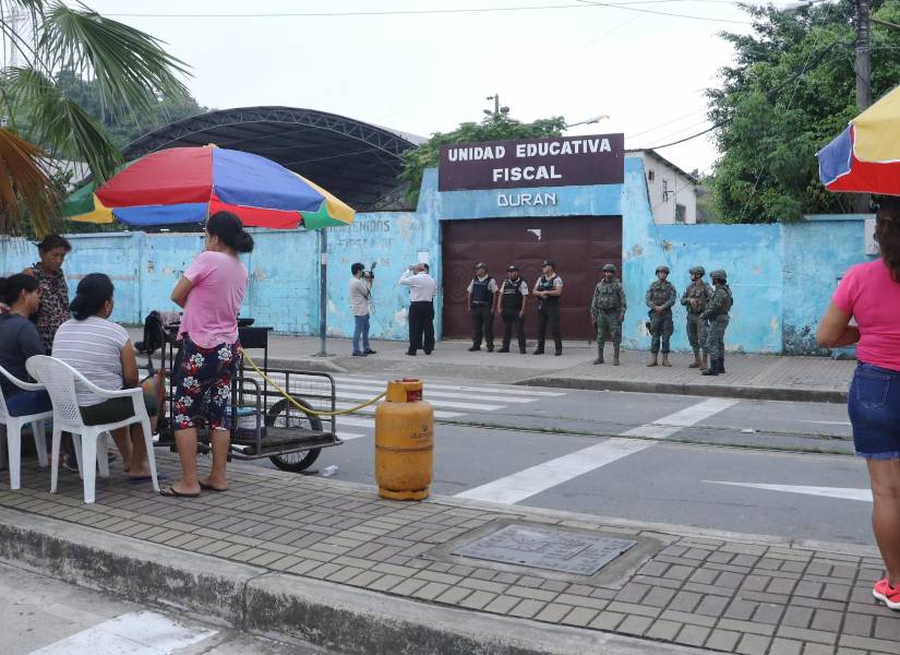 Comerciantes y padres de familia se mostraron favorables a la presencia de policías y militares afuera del colegio Eloy Alfaro, en Durán.