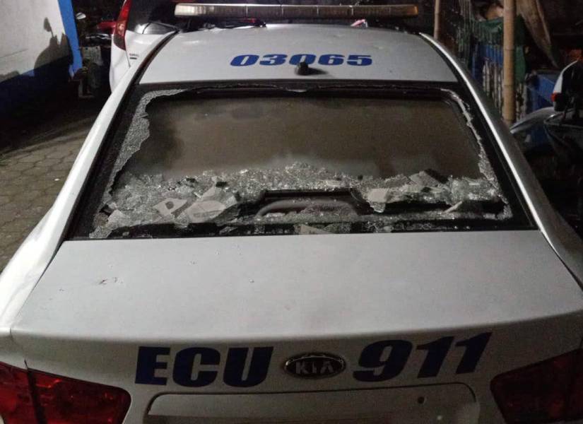 Imagen de un carro policial con daños, tras enfrentamiento con supuestos delincuentes en Quevedo.